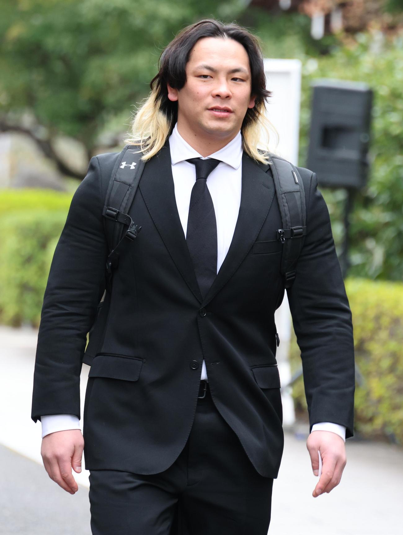 西村修氏の告別式に参列する大岩陵平（撮影・中島郁夫）