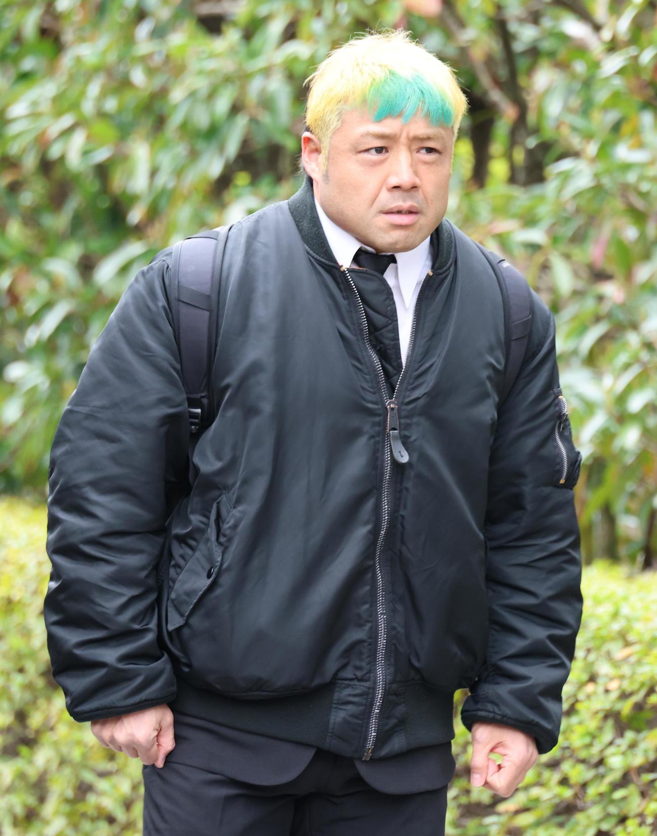 西村修氏の告別式に参列する征矢学（撮影・中島郁夫）