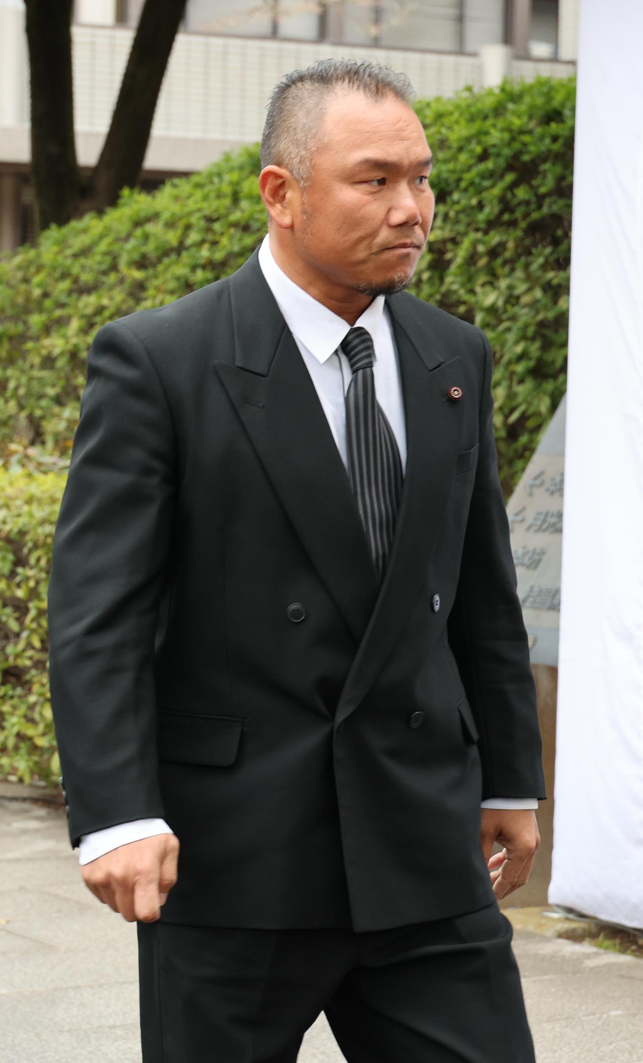 西村修氏の告別式に参列する土方隆司氏（撮影・中島郁夫）