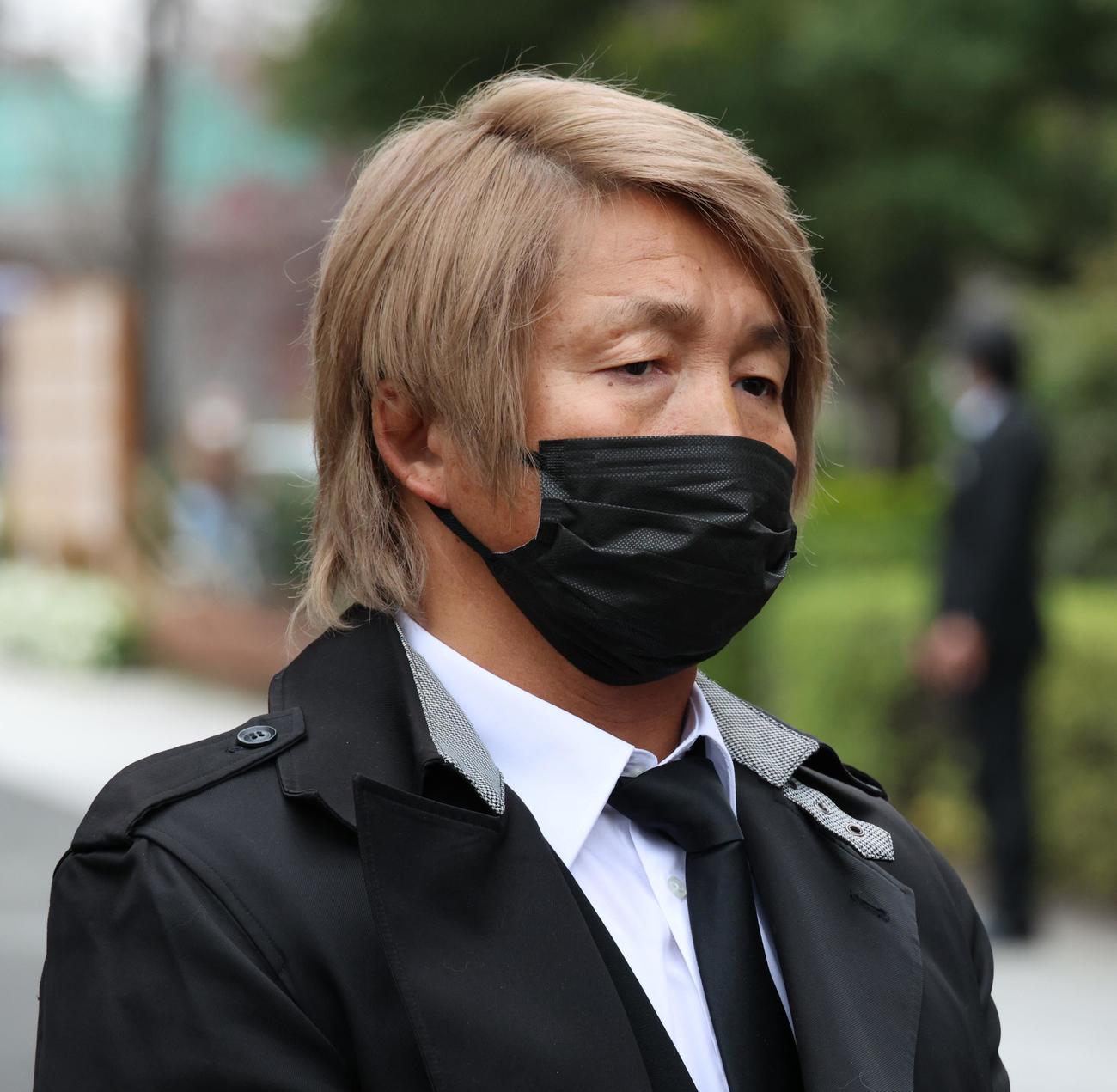 西村修氏の告別式に参列する日高郁人（撮影・中島郁夫）