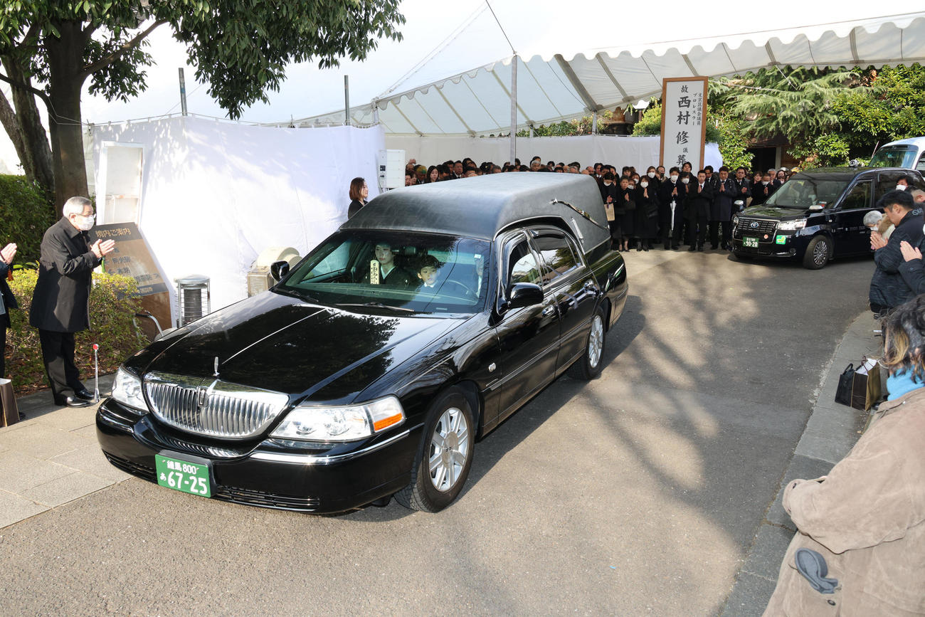 斎場へ向かう西村修氏の棺を載せた霊きゅう車（撮影・中島郁夫）