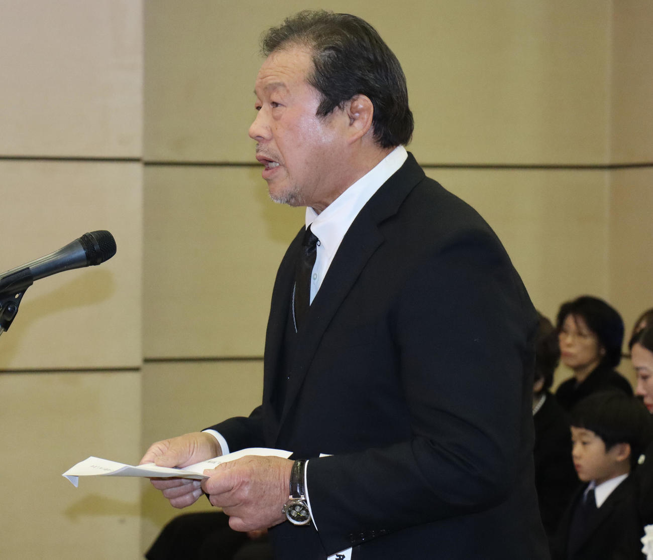 西村修氏告別式で弔辞を述べる藤波辰爾