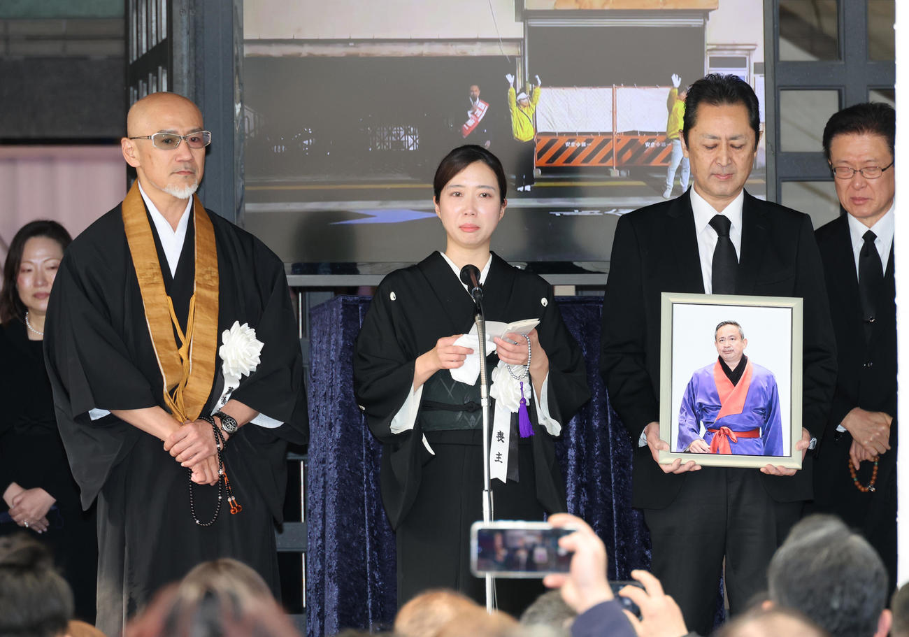 西村修氏告別式であいさつする、左から新日本プロレス三沢威トレーナー、西村修氏の妻・恵さん（撮影・中島郁夫）