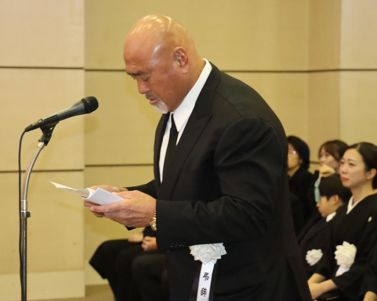 西村修氏告別式で弔辞を述べる武藤敬司
