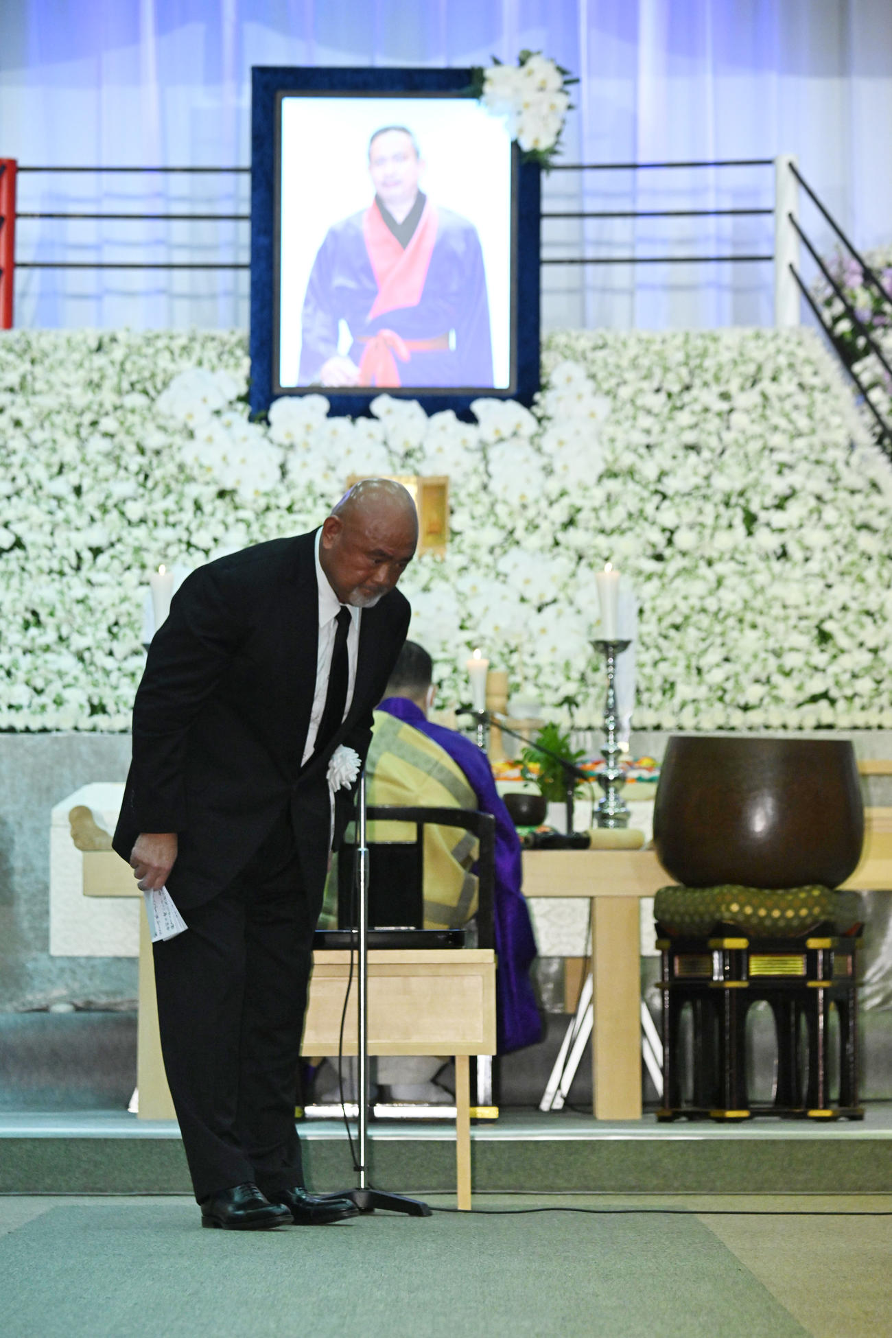 西村修氏告別式で弔辞を述べる武藤敬司