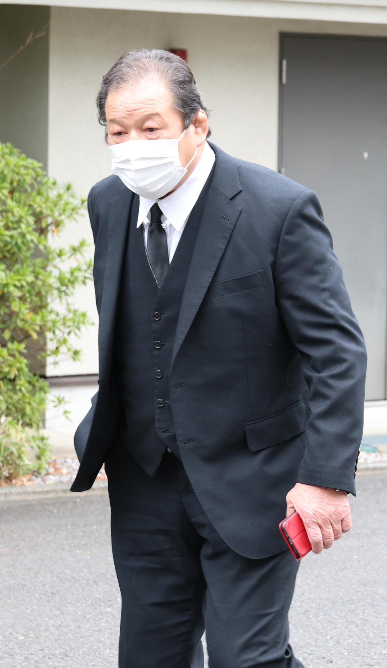 西村修氏の告別式に参列する藤波辰爾（撮影・中島郁夫）