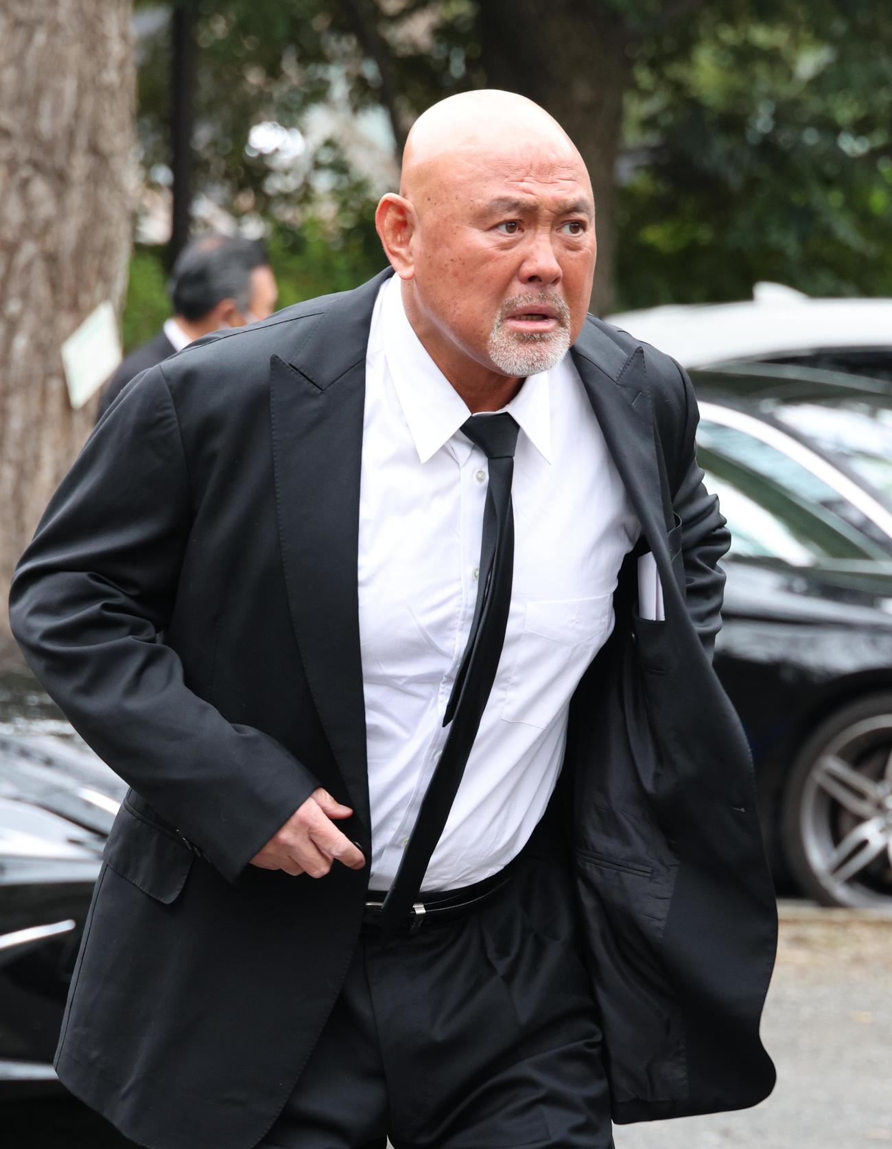 西村修氏の告別式に参列する武藤敬司（撮影・中島郁夫）