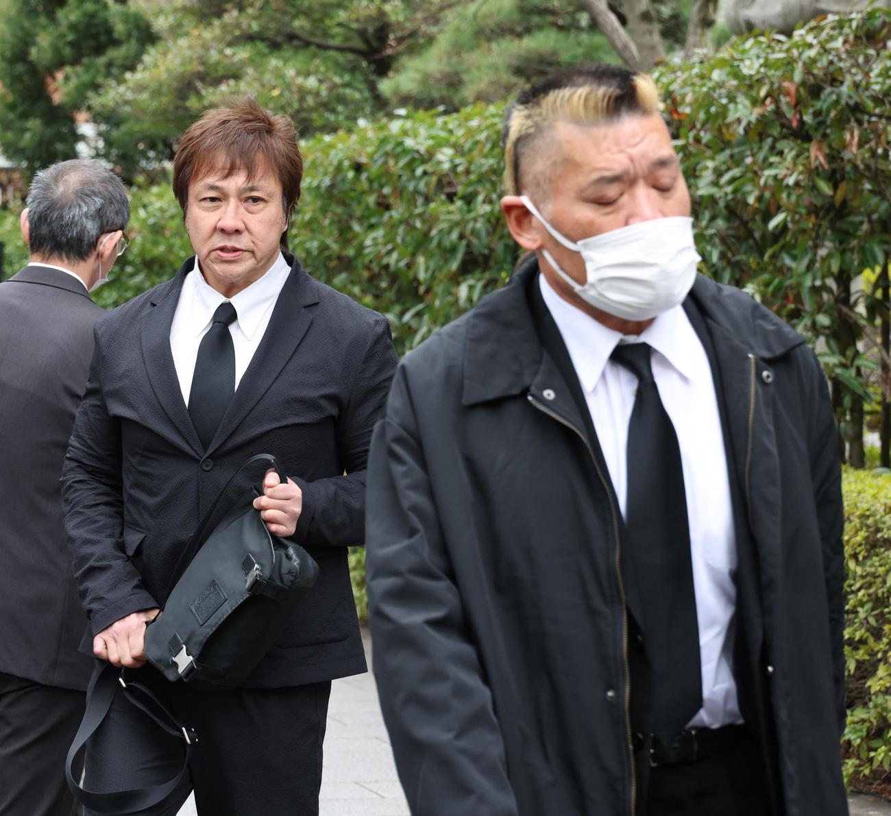 西村修氏の告別式に参列する小島聡（左）と天山広吉（撮影・中島郁夫）