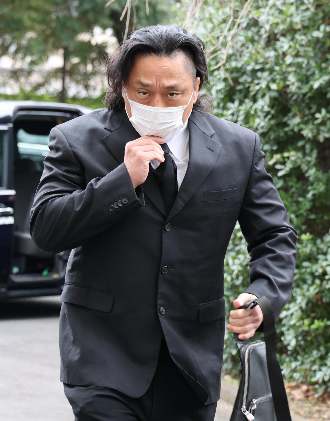 西村修氏の告別式に参列する後藤洋央紀（撮影・中島郁夫）