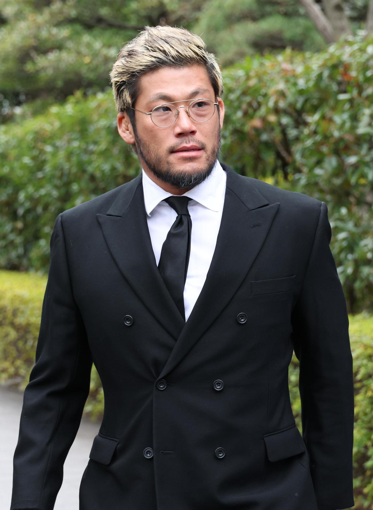 西村修氏の告別式に参列するSANADA（撮影・中島郁夫）