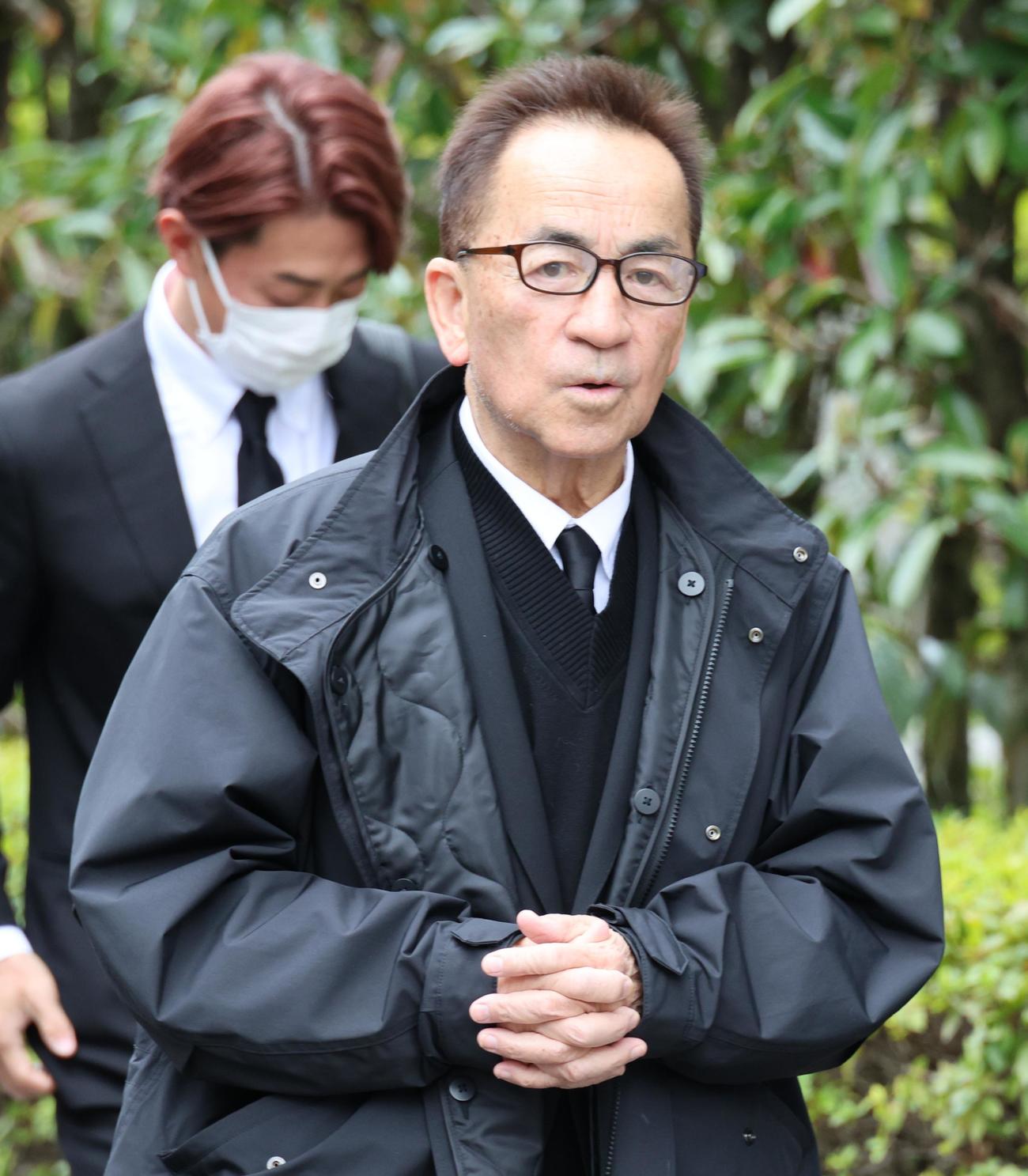 西村修氏の告別式に参列するせんだみつお（撮影・中島郁夫）