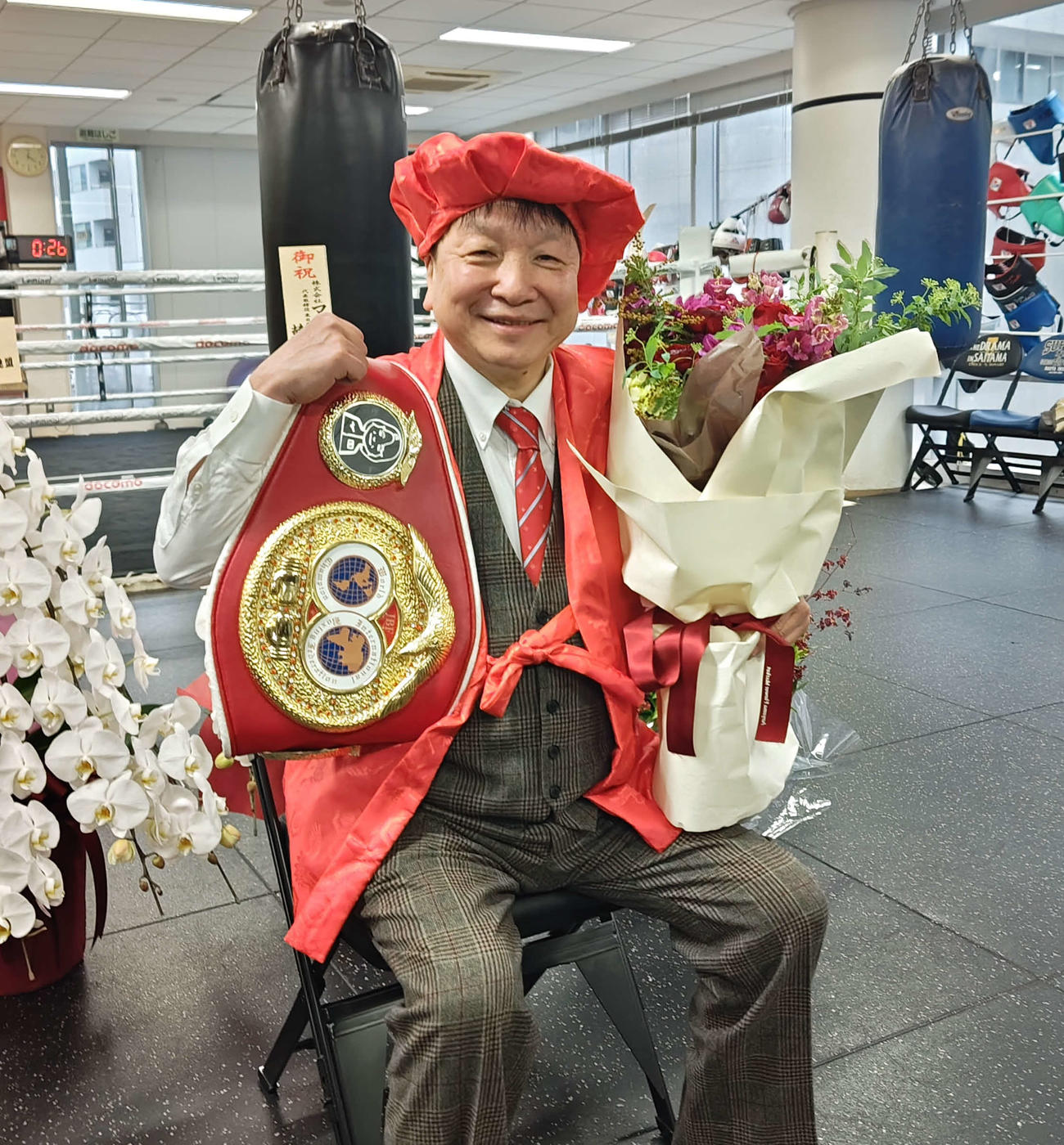 8日に還暦の60歳となるバースデーを迎え、特製ベルト、ちゃんちゃんこ、頭巾、ネクタイと赤でそろえて取材対応した大橋ジム大橋秀行会長