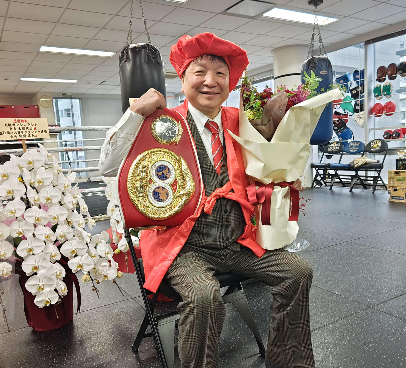 特製の還暦ベルト、ちゃんちゃんこ、頭巾、ネクタイとすべて還暦の赤に統一し、60歳の誕生日に登場した大橋ジム大橋秀行会長