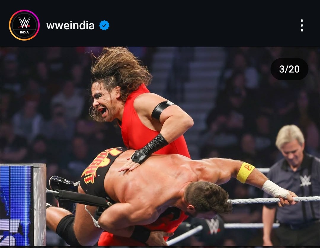 挑戦者のLAナイト（手前）の腹部に膝を蹴りこむWWE・US王者中邑真輔（WWEインド公式インスタグラムから）
