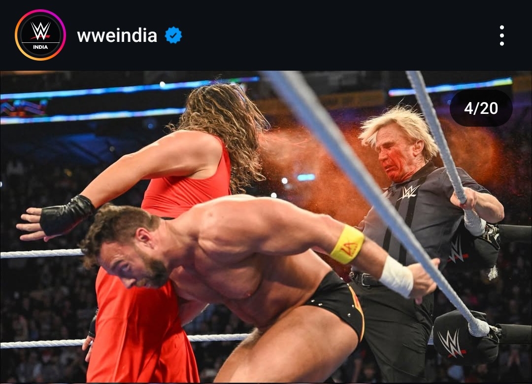 挑戦者のLAナイト（手前）に毒霧を回避され、レフェリーに誤爆してしまったWWE・US王者中邑真輔（WWEインド公式インスタグラムから）