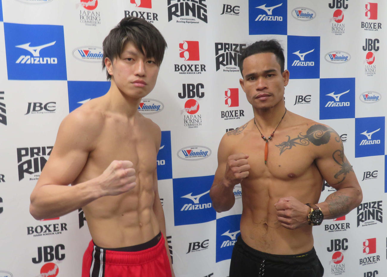 昨年5月の世界初挑戦以来の再起戦に臨むWBA世界フライ級7位の桑原拓（左）。右は対戦相手のハムソン・タイガー・ラマンダウ