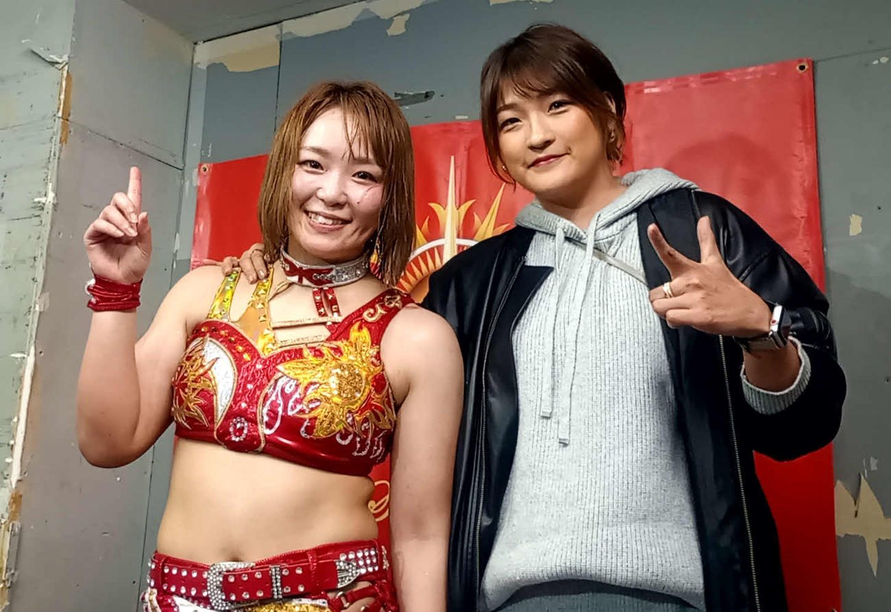 共闘を誓ったSareee（左）とRENA