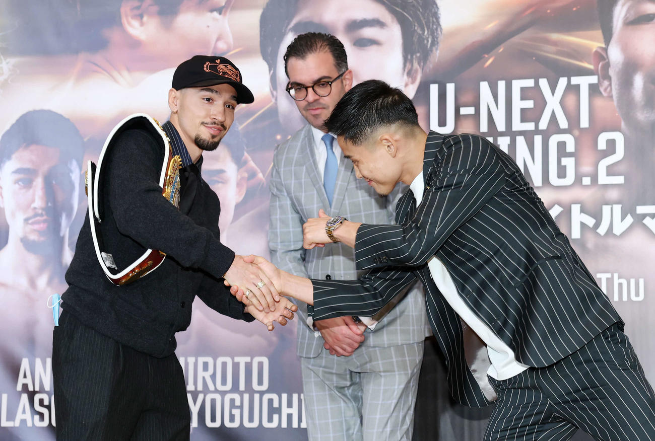 握手するオラスクアガ（左）と京口、中央はオリビエリWBO会長（撮影・鈴木正人）