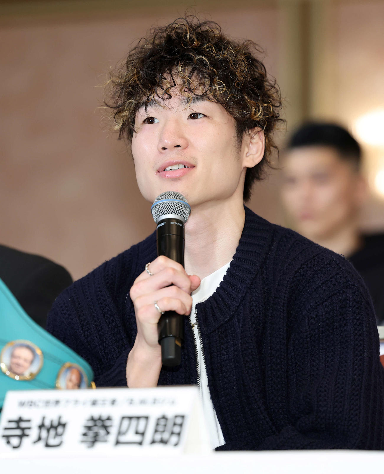 公式会見に臨むWBC世界フライ級王者の寺地（撮影・鈴木正人）