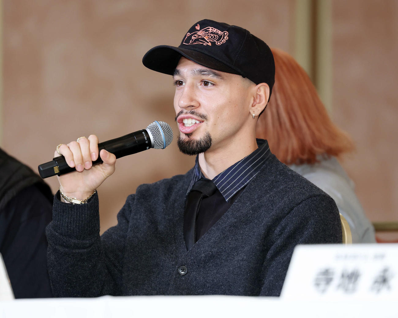 公式会見に臨むWBO世界フライ級王者のオラスクアガ（撮影・鈴木正人）
