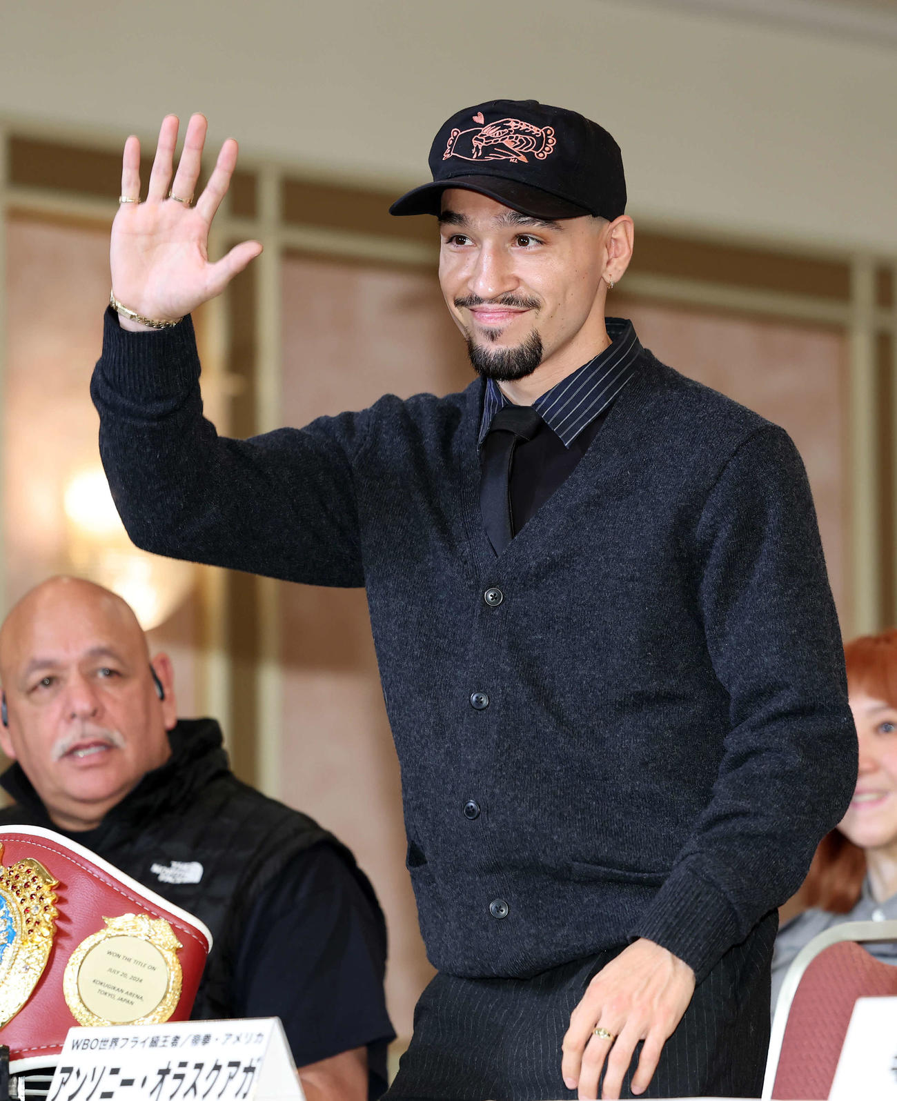 公式会見に臨むWBO世界フライ級王者のオラスクアガ（撮影・鈴木正人）