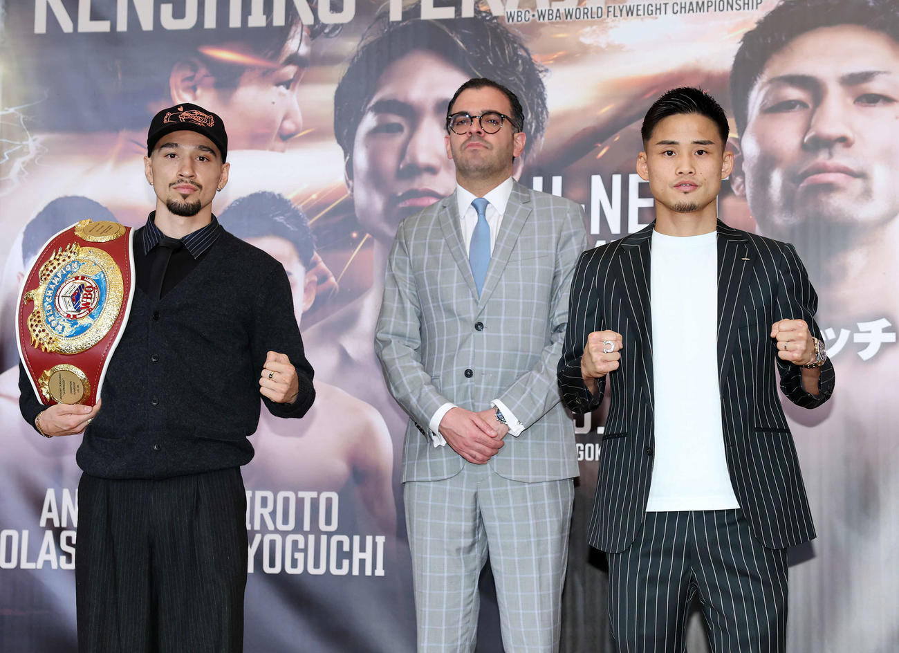 WBO世界フライ級タイトルマッチに臨むオラスクアガ（左）と京口、中央はオリビエリWBO会長（撮影・鈴木正人）