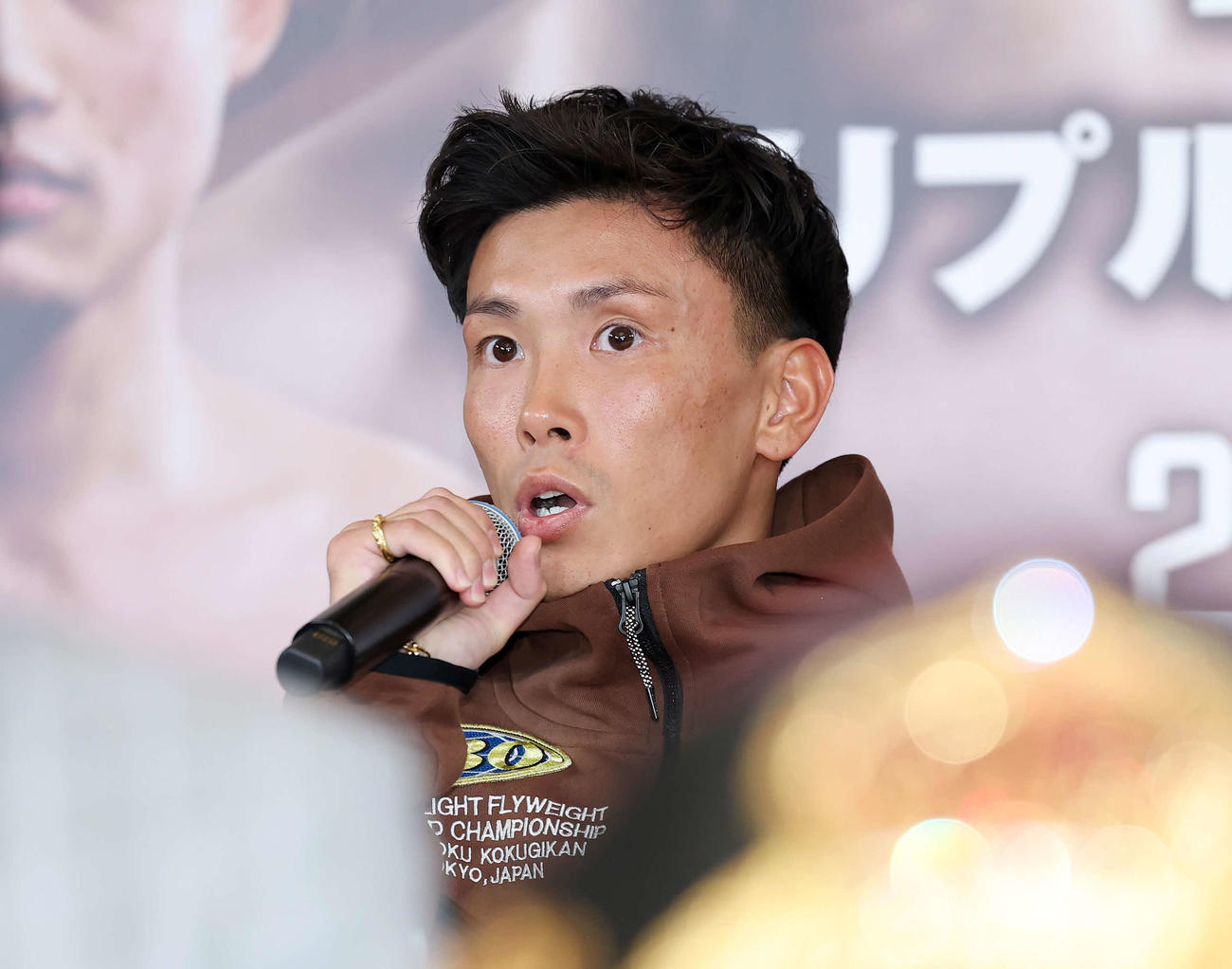 公式会見に臨むWBO世界ライトフライ級王者の岩田（撮影・鈴木正人）