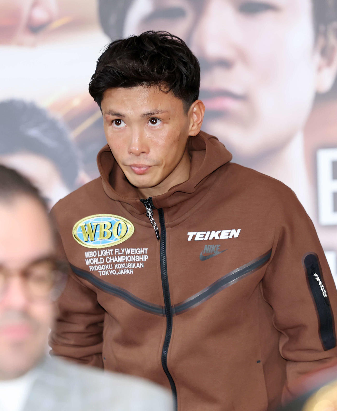 公式会見に臨むWBO世界ライトフライ級王者の岩田（撮影・鈴木正人）