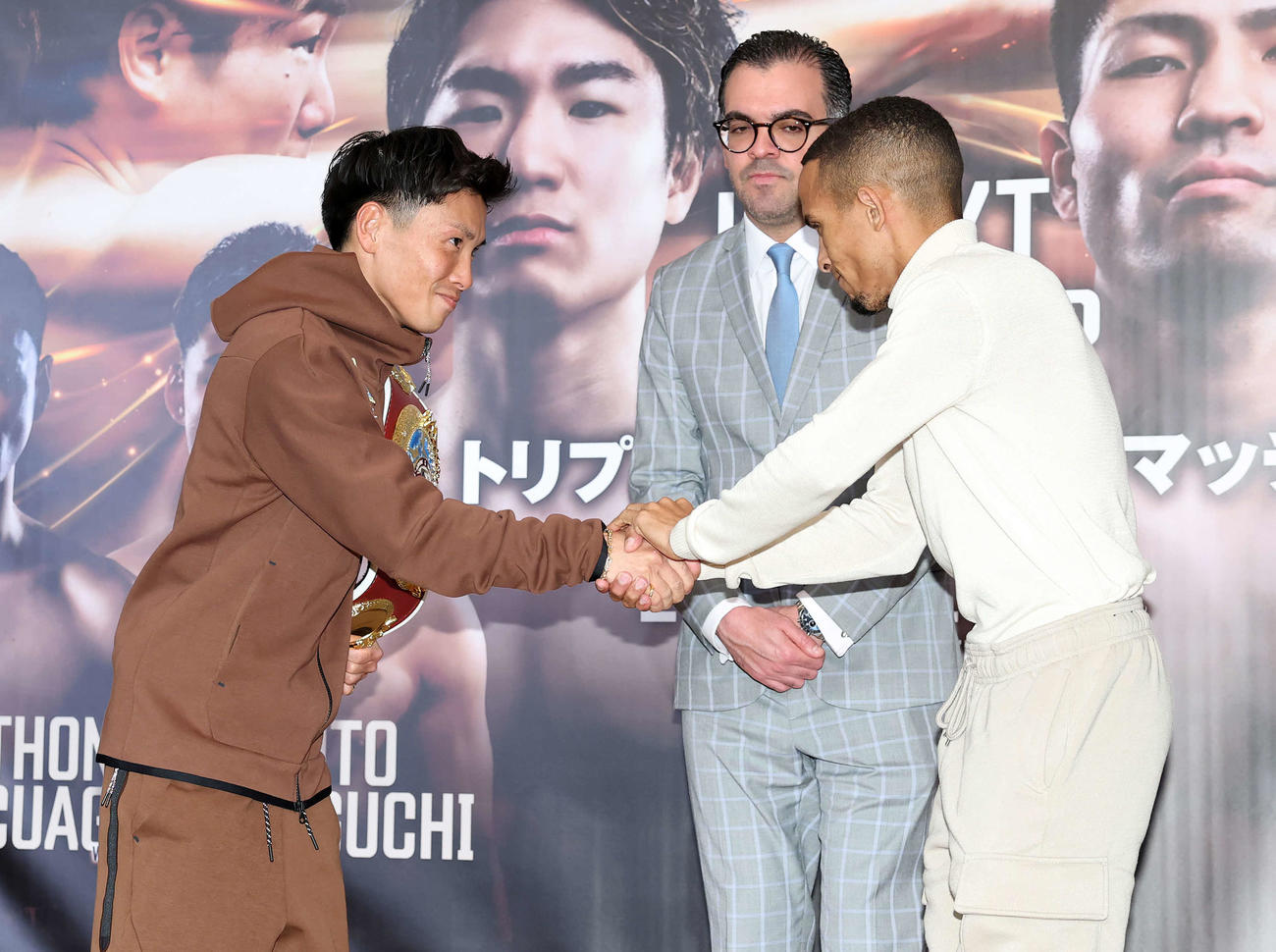 握手する岩田（左）とサンティアゴ、中央はオリビエリWBO会長（撮影・鈴木正人）