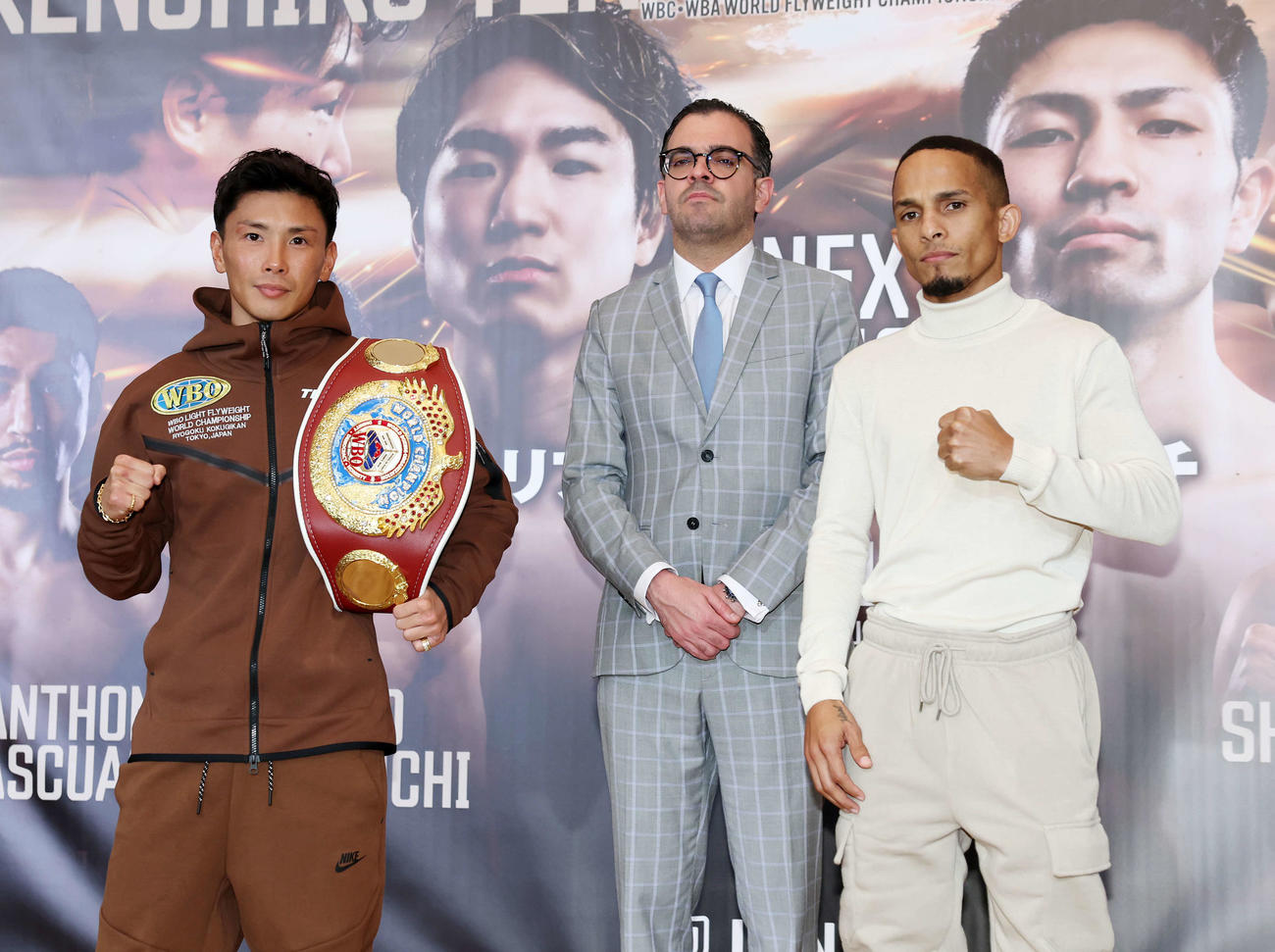 WBO世界ライトフライ級タイトルマッチに臨む岩田（左）とサンティアゴ、中央はオリビエリWBO会長（撮影・鈴木正人）