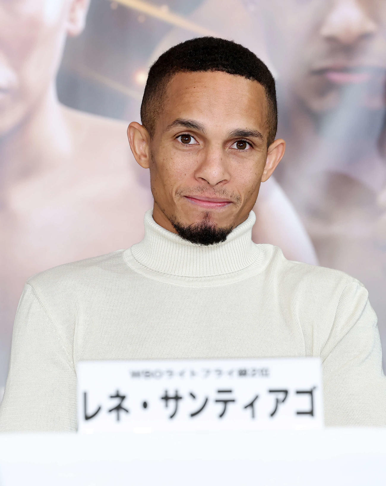 公式会見に臨む挑戦者のサンティアゴ（撮影・鈴木正人）