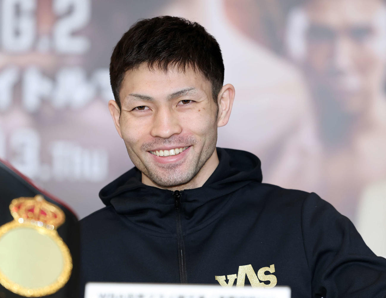 公式会見に臨むWBA世界フライ級王者のユーリ阿久井（撮影・鈴木正人）