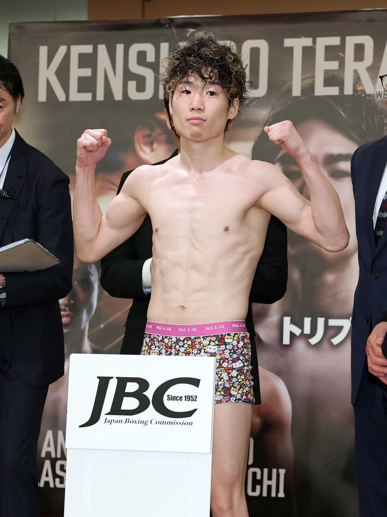 公式計量に臨むWBC世界フライ級王者の寺地（撮影・鈴木正人）