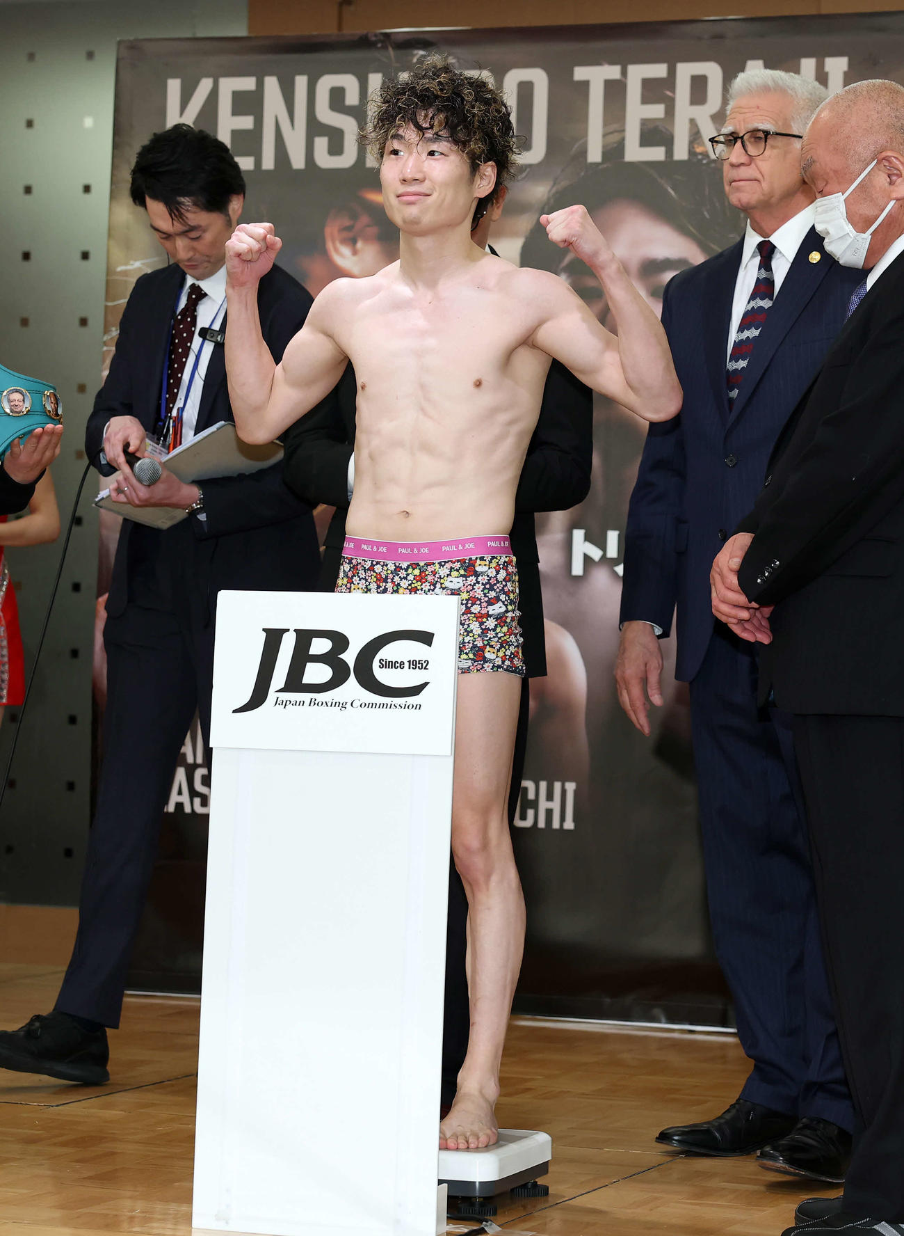 公式計量に臨むWBC世界フライ級王者の寺地（撮影・鈴木正人）