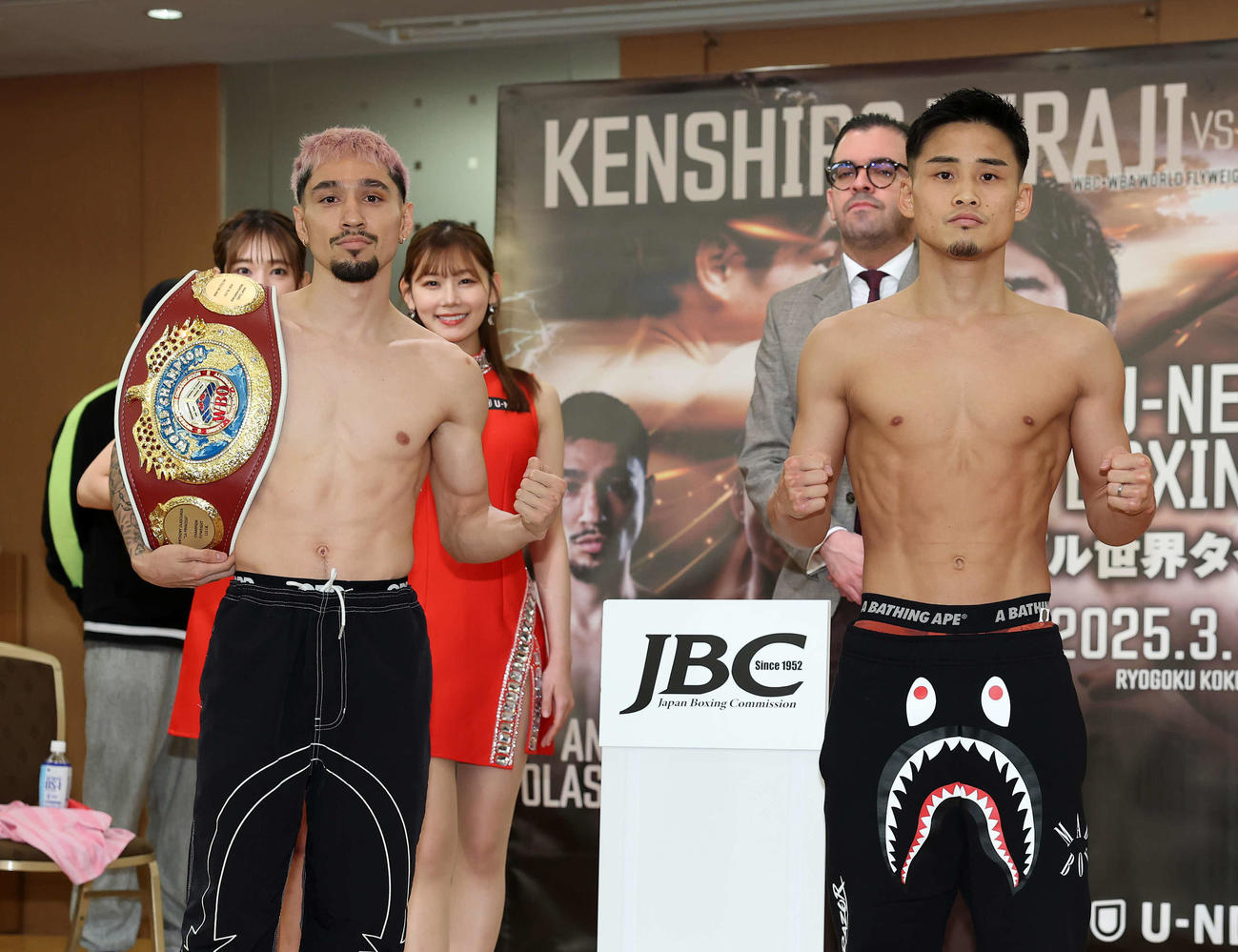 WBO世界フライ級タイトルマッチに臨むオラスクアガ（左）と京口（撮影・鈴木正人）