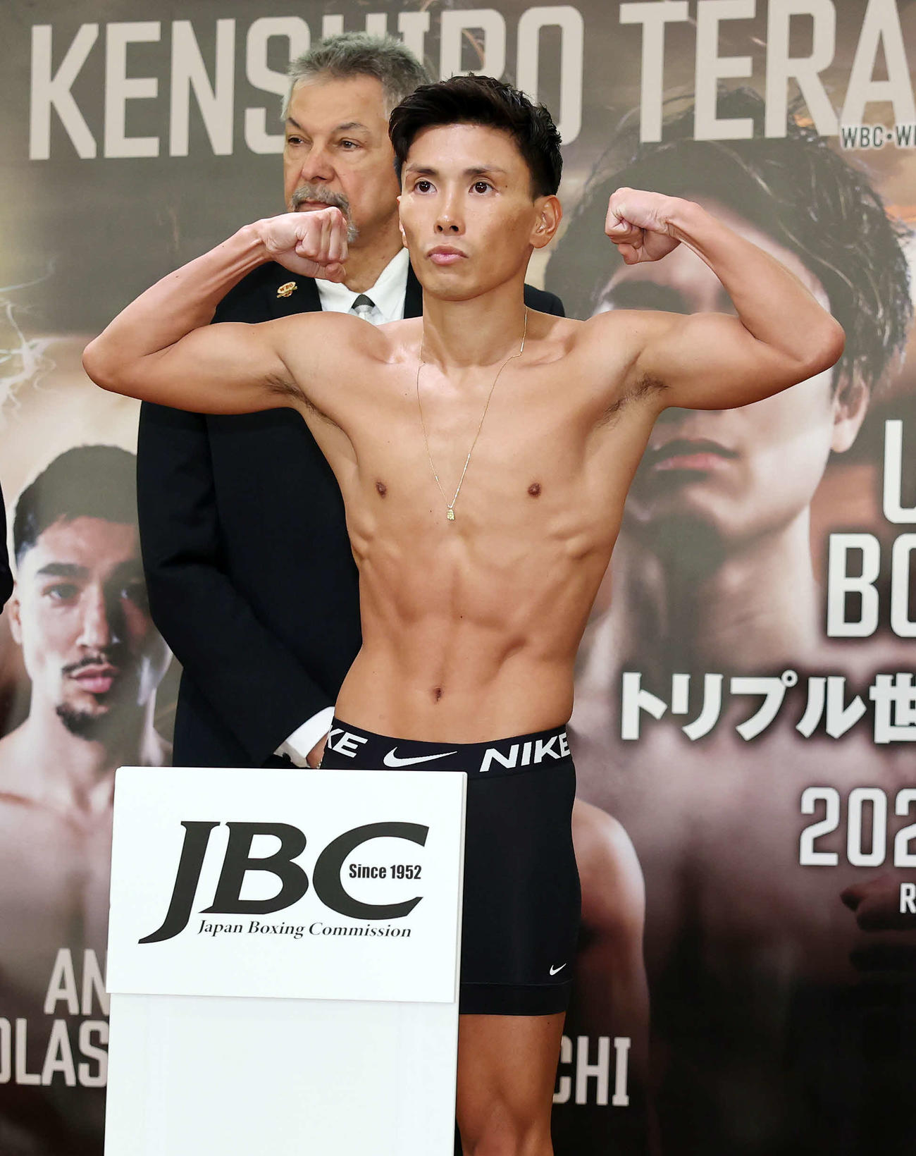 公式計量に臨むWBO世界ライトフライ級王者の岩田（撮影・鈴木正人）