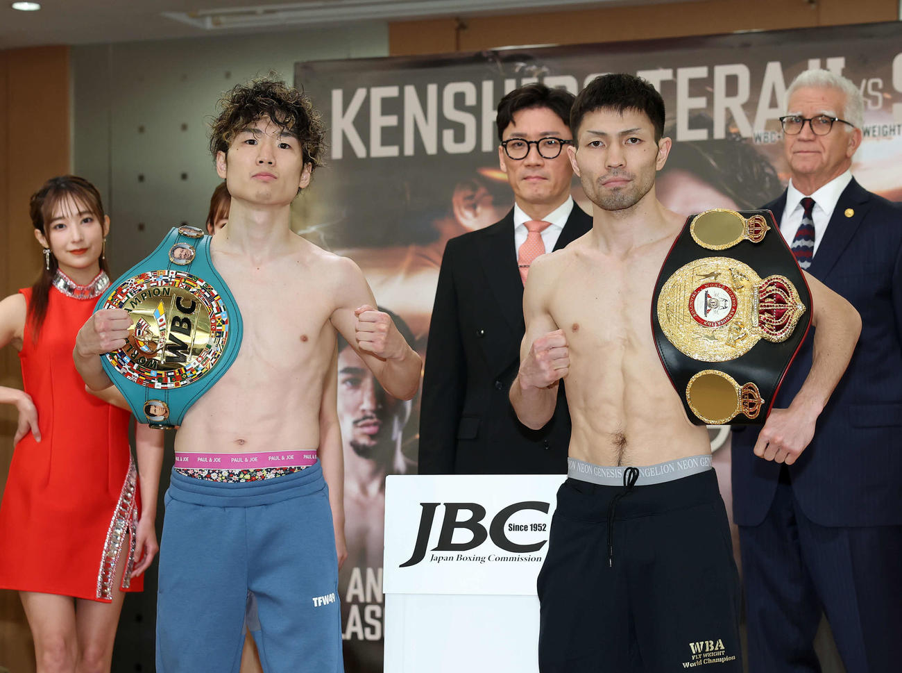 WBC・WBA世界フライ級王座統一戦に臨む寺地（左）とユーリ阿久井（撮影・鈴木正人）