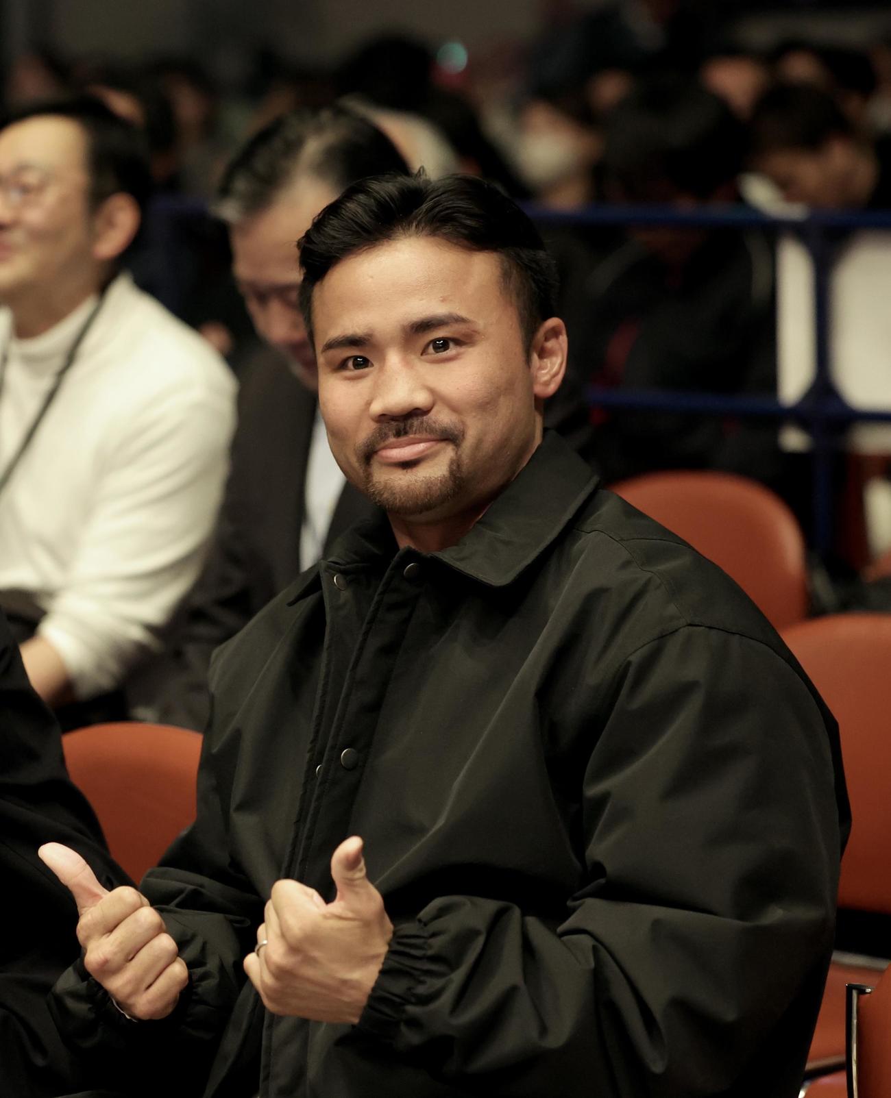 試合を観戦する比嘉（撮影・河田真司）