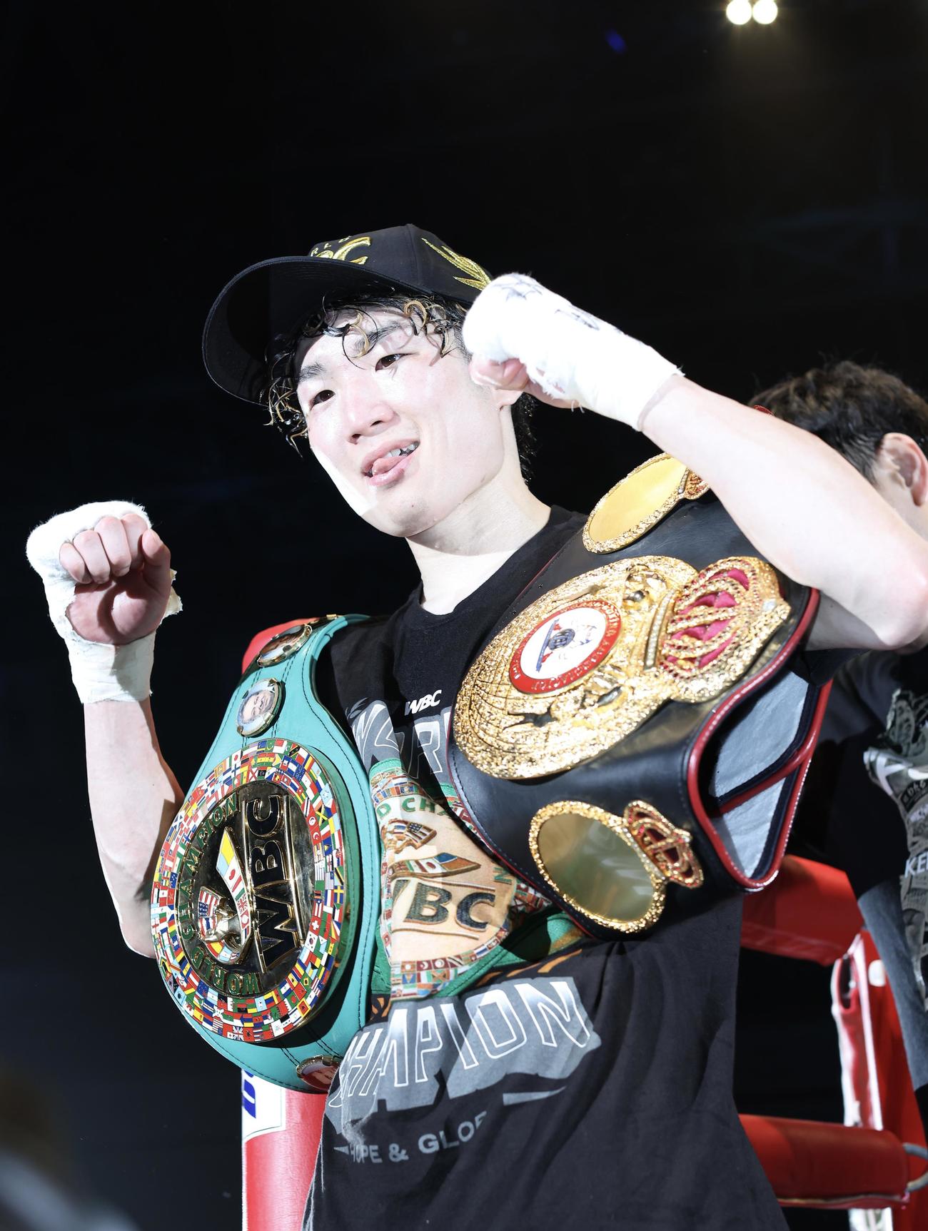 阿久井にTKO勝利し、WBC、WBAのベルトを肩にかけながら引き揚げる寺地（撮影・河田真司）