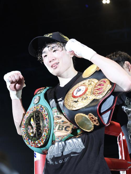 阿久井にTKO勝利し、WBC、WBAのベルトを肩にかけながら引き揚げる寺地（撮影・河田真司）