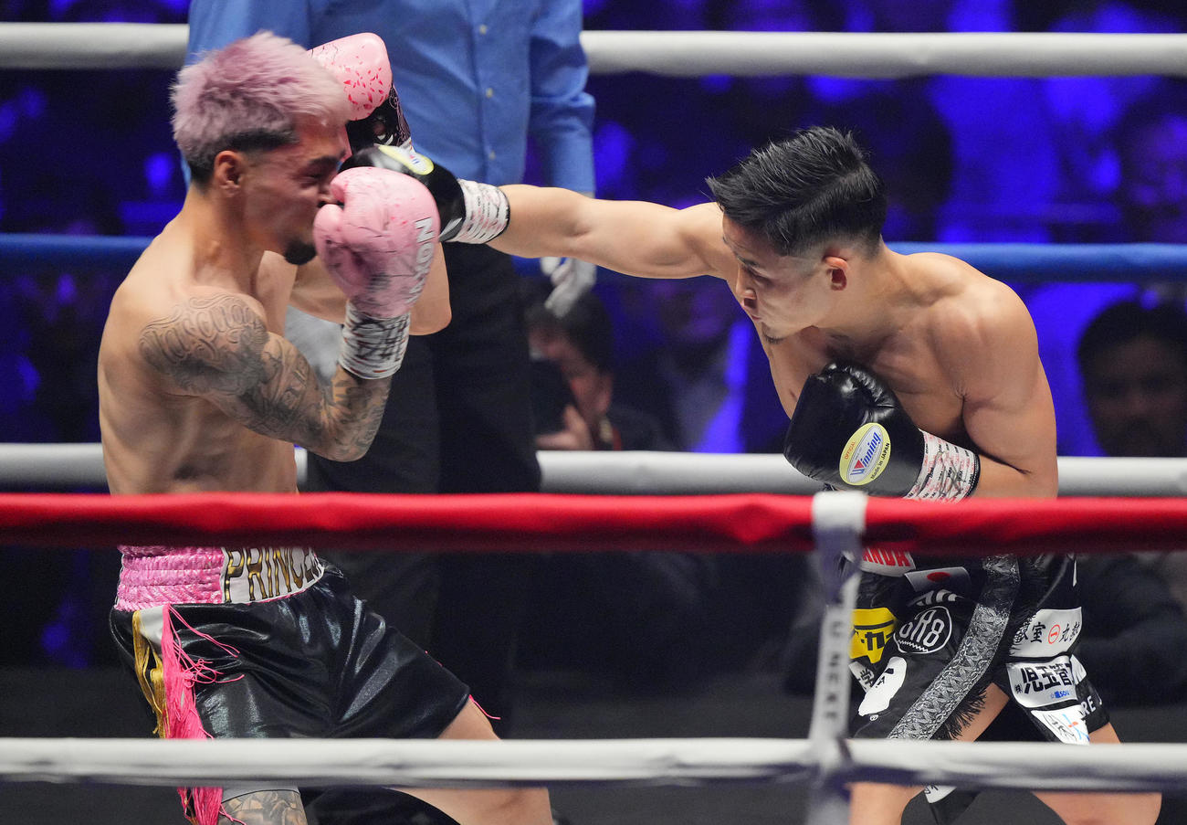 1回、パンチを打ち込む京口（右）（撮影・垰建太）