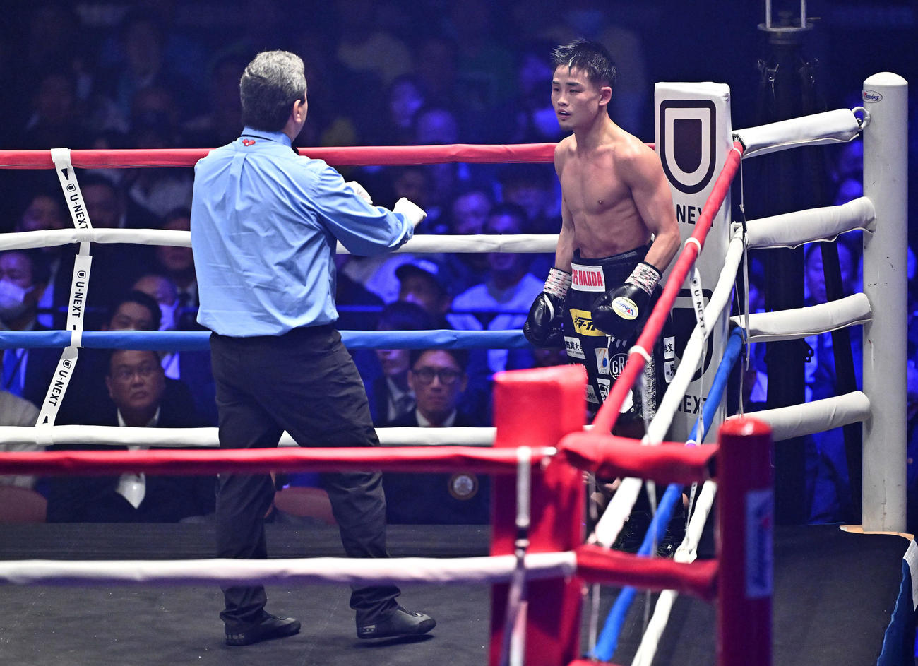 11回、京口はダウンを取られる（撮影・滝沢徹郎）