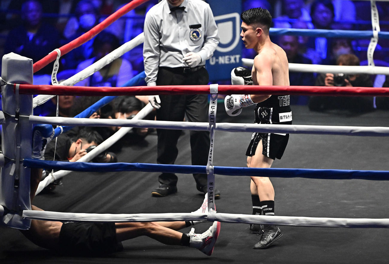 2回、坪井（右）はブーンルエンにTKO勝ちする（撮影・滝沢徹郎）