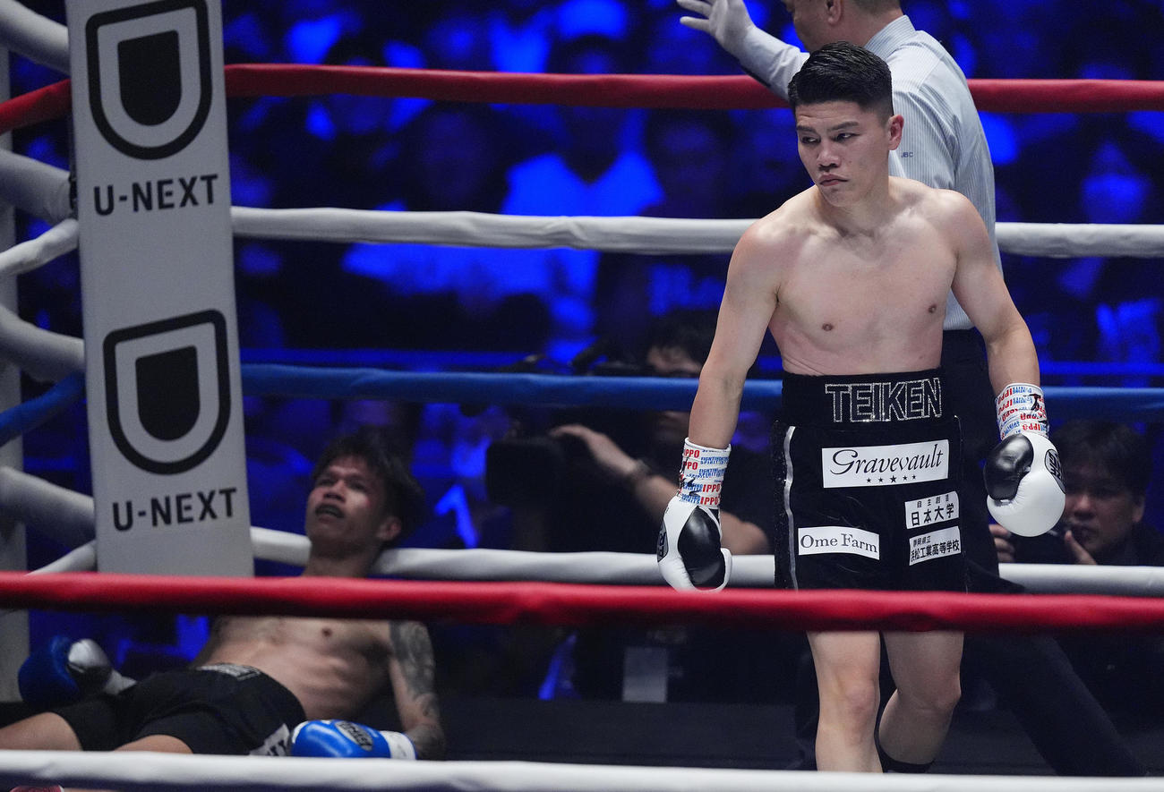 2回、ボーンルエン・パヨーム（左）にKO勝ちした坪井（撮影・垰建太）