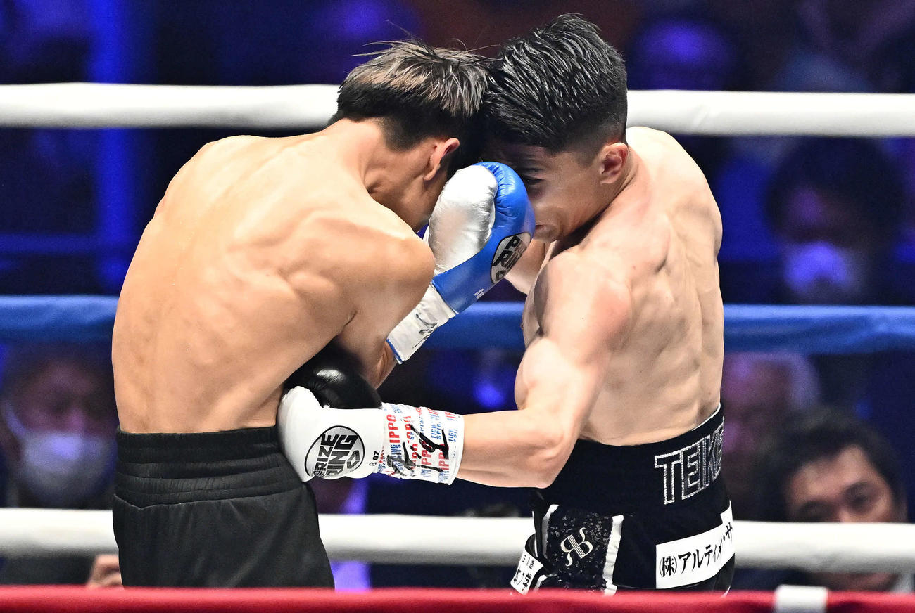 2回、壷井（右）はブーンルエンのボディーにパンチを打ち込む（撮影・滝沢徹郎）