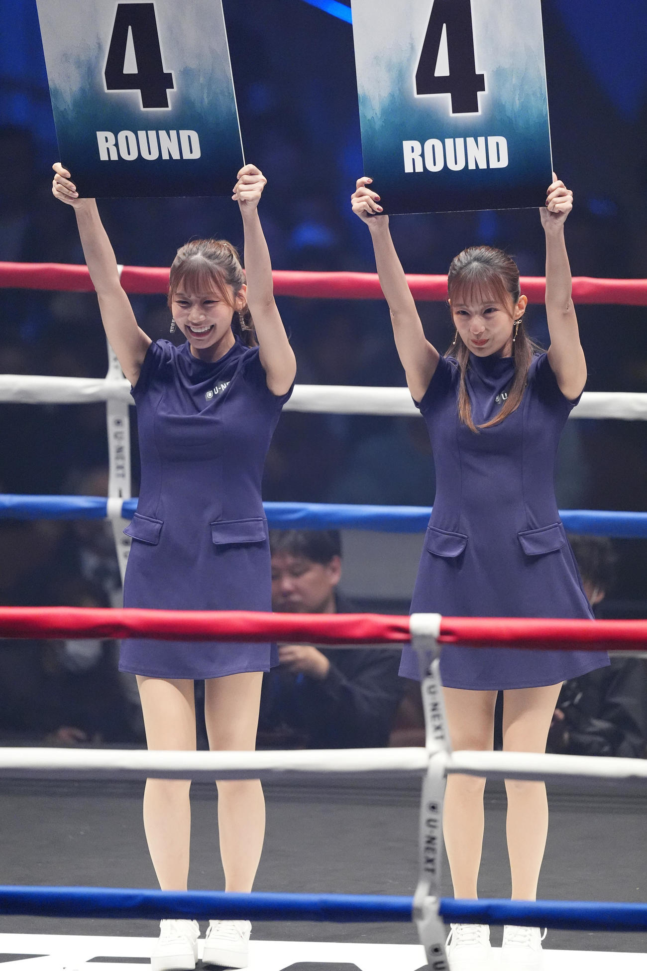 リングに華を添えるラウンドガール（撮影・垰建太）