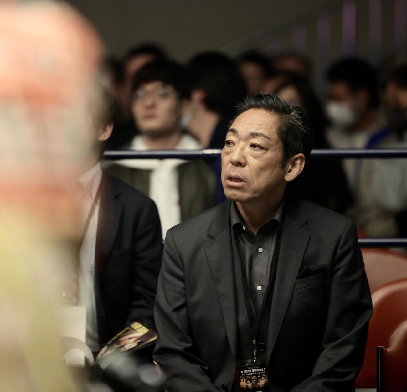 試合を見つめる香川照之（撮影・河田真司）