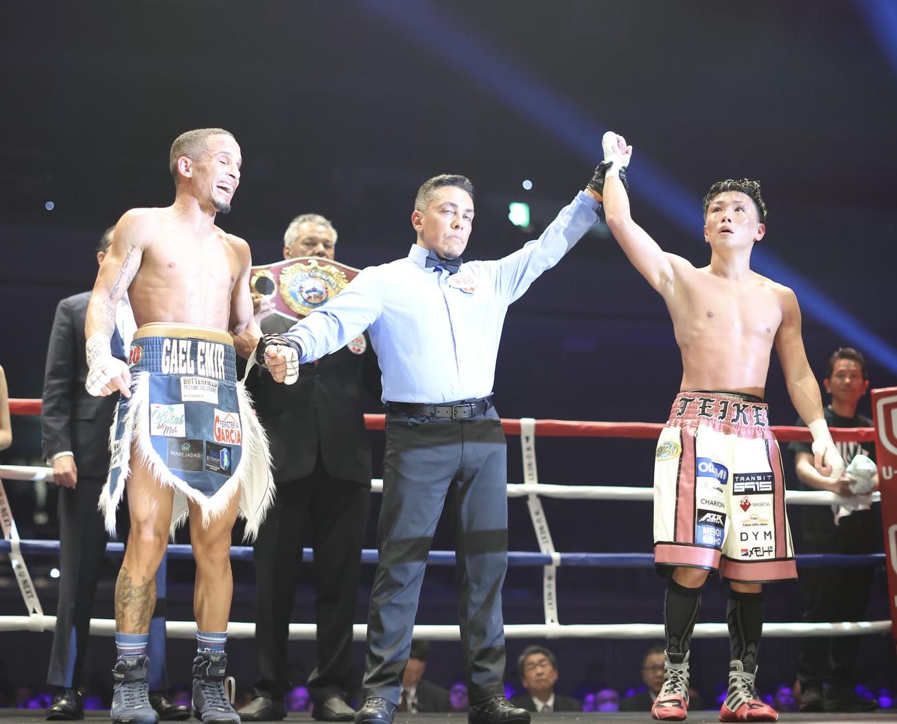 判定でレネ・サンティアゴ（左）に敗れる岩田（撮影・河田真司）