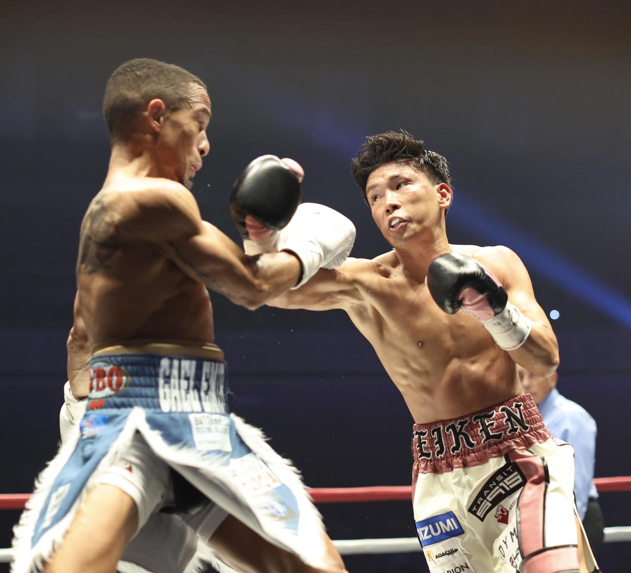 2回、レネ・サンティアゴ（左）を攻める岩田（撮影・河田真司）
