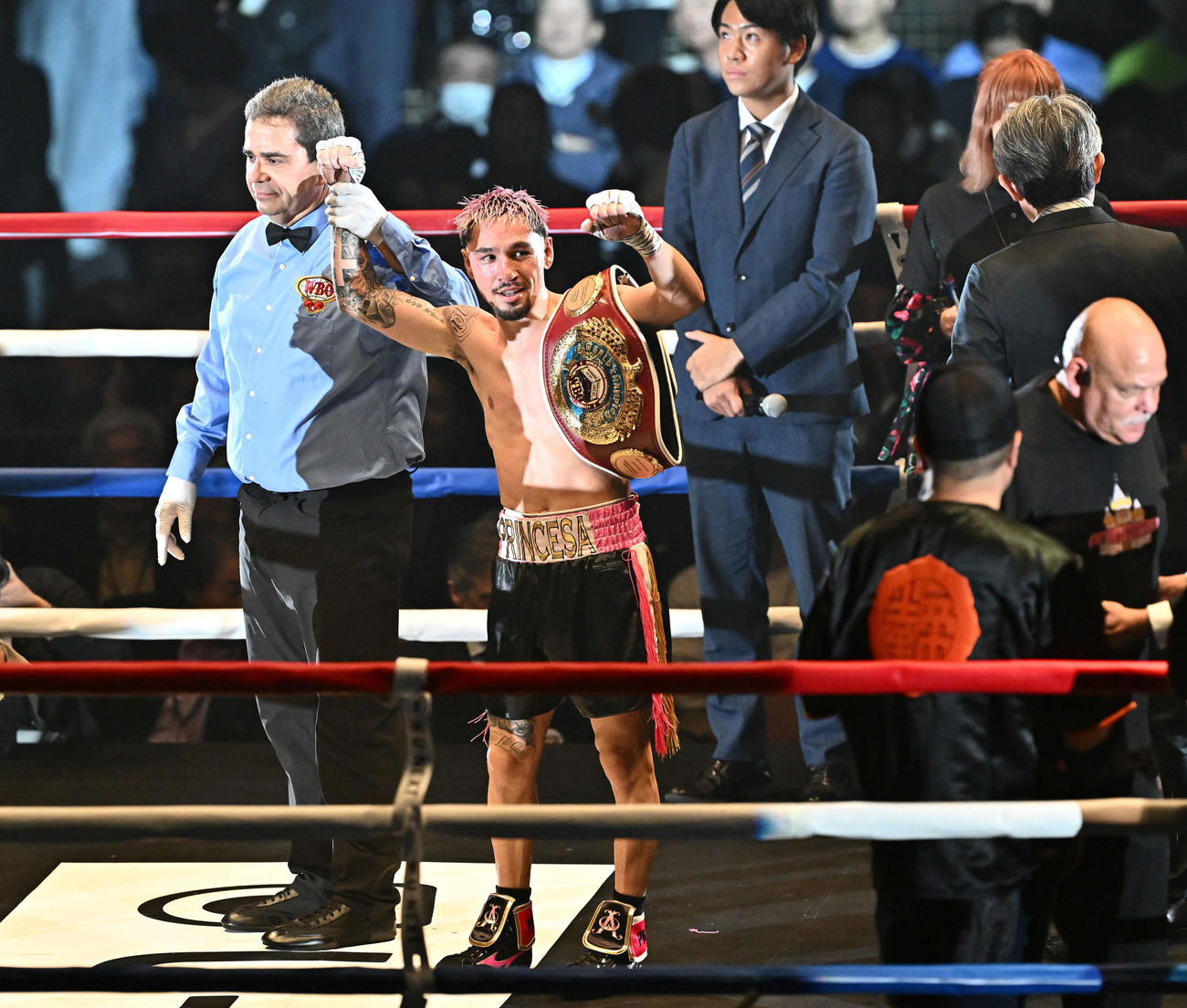 防衛に成功し勝ち名乗りを受けるオラスクアガ（撮影・滝沢徹郎）